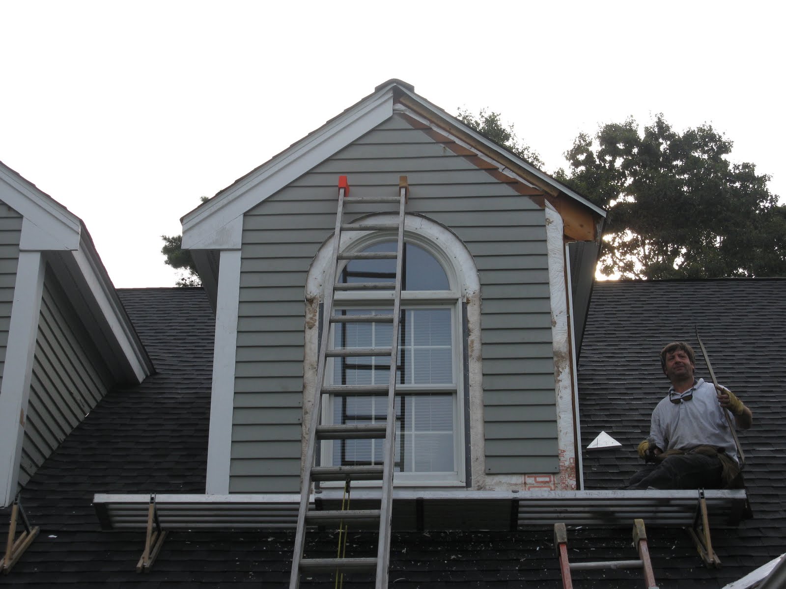 Inspecting fascia and trim wood for rot